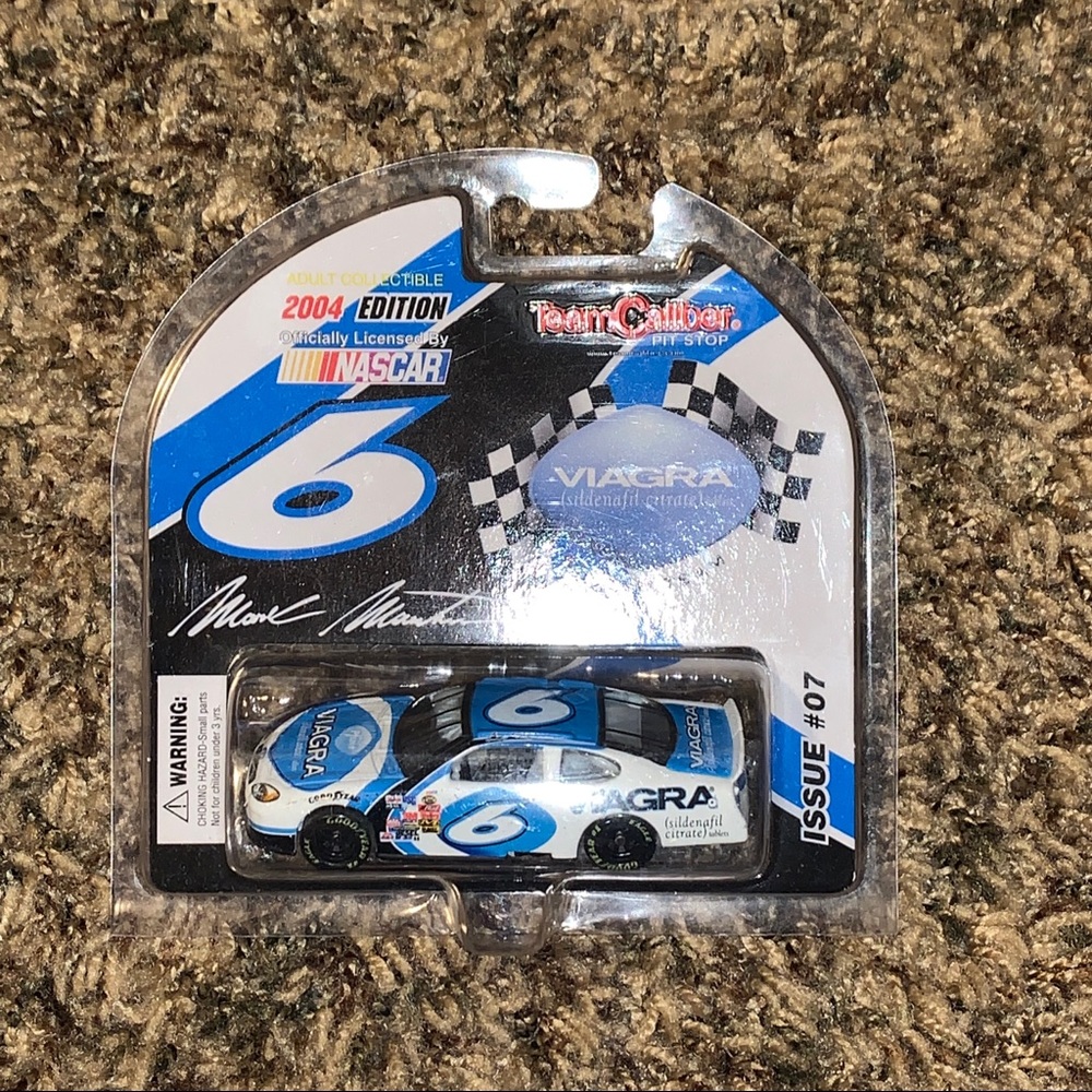 NIP NASCAR Team Caliber Pit Stop 2004 Edition Mark Martin Car Issue #07